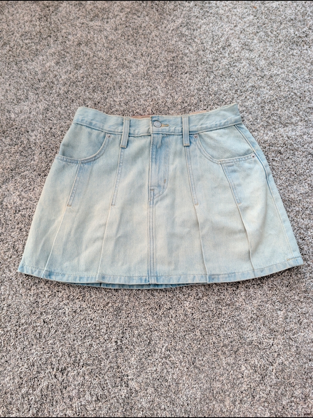 NWT Levi’s Light Wash Pleated Denim Mini Skirt Size 27 Y2K Utility